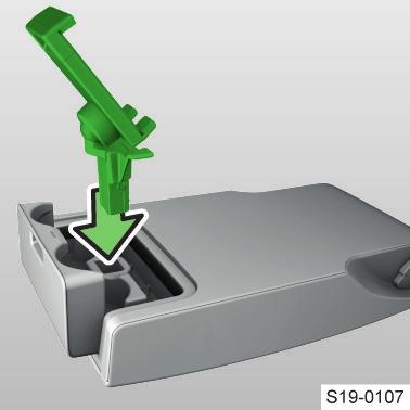 POZNÁMKA Nebezpečí poškození elektrického zařízení vozu! Zásuvky používejte pouze pro napájení schváleného elektrického příslušenství s celkovým příkonem do 120 W.