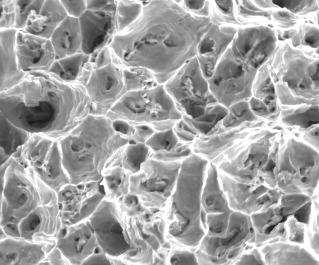 2.2.1 Mechanismus tvárného porušení Když porušení předchází makroskopická plastická deformace tělesa, může se uplatnit smykový mechanismus a pozoruje se tvárné porušení.