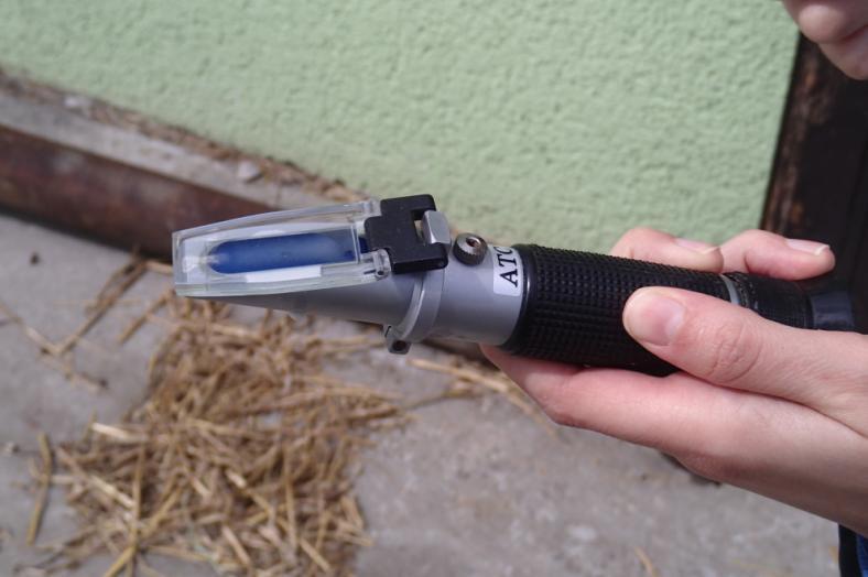 4: Aplikace směsného vzorku na optickou část refraktometru Obr.