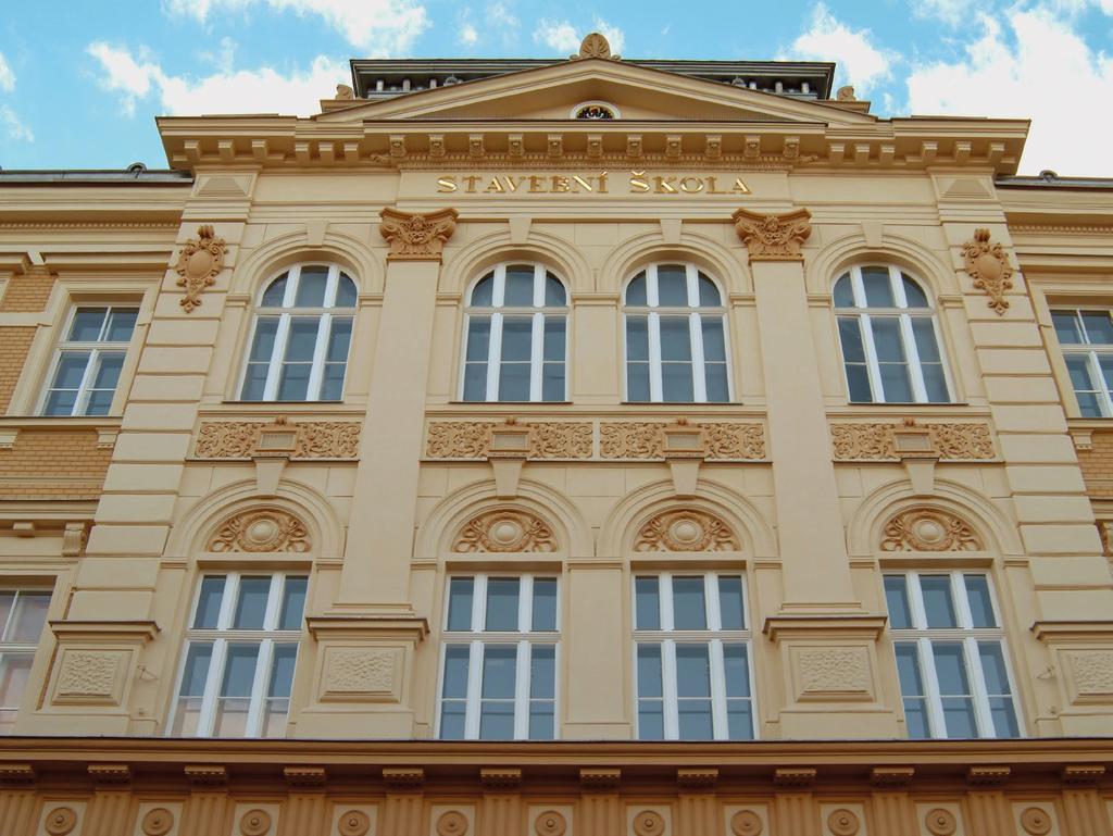Vážení čtenáři, víme, že čas neúprosně letí a z paměti se možná pomalu vytrácejí jména Vašich