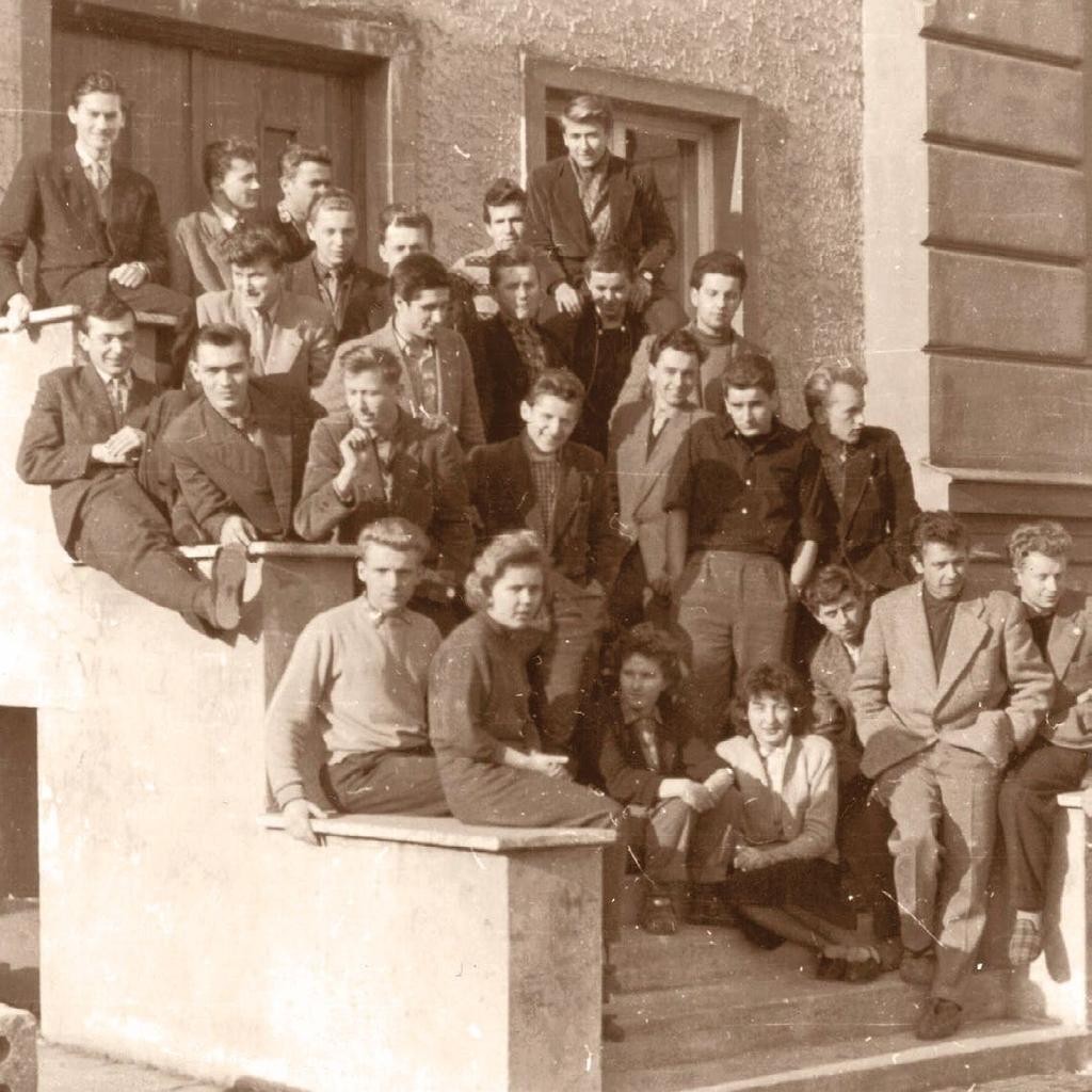 Seznamy absolventů V seznamech jsou uvedeni všichni absolventi, kteří získali maturitní vysvědčení. Jsou uvedeni ve třídě, se kterou maturovali.