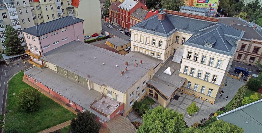 Fotografie areálu školy pořízená naším dronem (2019) MY JSME STAVEBKA OPAVA UŽ 70 LET Seznam elektronicky vydala Střední průmyslová škola stavební, Opava, příspěvková organizace, v roce 2019