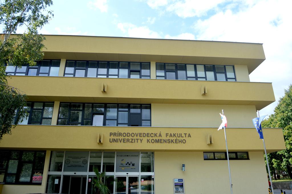 Bratislava, ŽIVA Děkujeme děkanovi PriF UK prof.