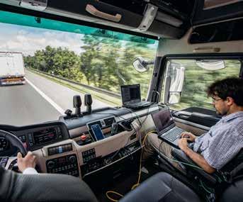 #Digitalizace BUDOUCNOST LOGISTIKY Konvojová nákladní doprava znamená... 01 VÍCE MÍSTA Dvě nákladní auta v konvoji potřebují 50 namísto 90 metrů.