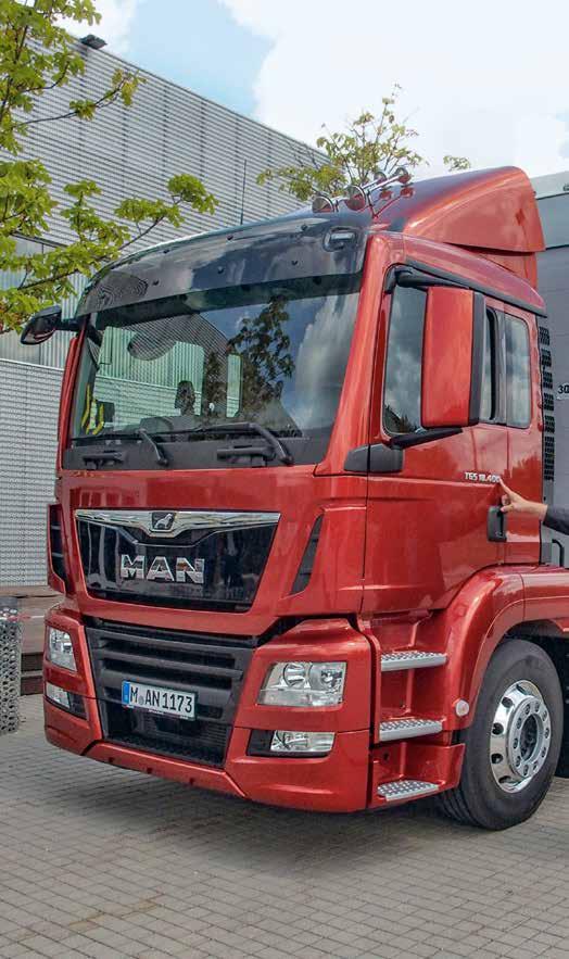 Obsah 22 Výhodný devítilitr První jízdní dojmy s vozidla MAN TGS vybavenými novým motorem MAN D15. 26 Hmotnostní výhoda O 230 kg vlastní hmotnosti méně, to již stojí za zvážení!