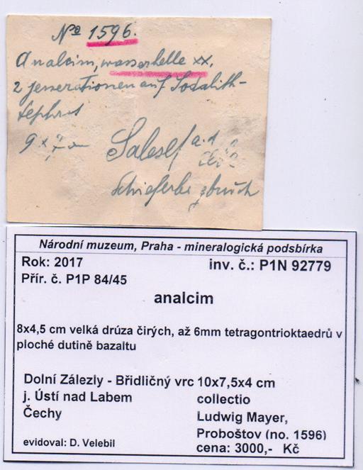 pod Doubravskou horou u Teplic. Dále to byly 3 až 4 cm velké krystaly kalcitu a pěkné, červeně zbarvené krystaly phillipsitu v čediči j.