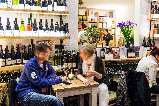 POSEZENÍ NA BŘEHU RHÔNY Pokud máte rádi víno, francouzské delikatesy a atmosféru Provence, nemusíte se vydávat až do Francie.