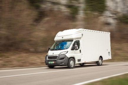 K dispozici jsou dvě různě velká provedení - XL s užitečnou hmotností 1200 kg a XXL, se kterou přepravíte až 1150 kg nákladu.