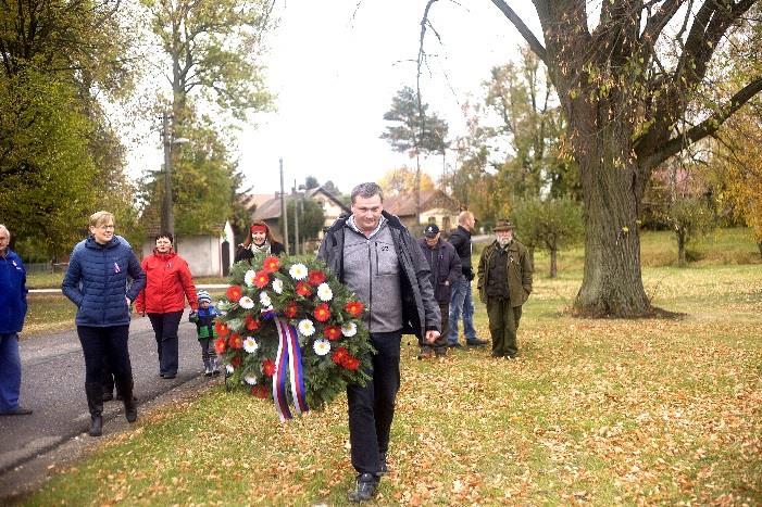 informační tabulkou. Zároveň byly Ve Sběři a v Hrobičanech položeny pamětní věnce k pomníkům padlých.