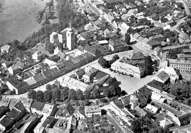 ÚNOR 2020 Zprávy z radnice Str. 3 Obnova náměstí Náměstí se většinou nachází ve středu města, tam kde se protínají nejvýznamnější komunikace.