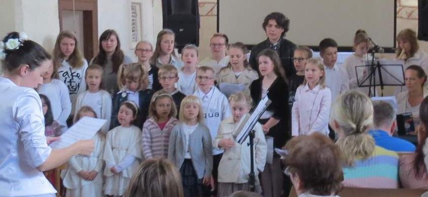 Dětská scholka Mohlo by se zdát, že se od Nového roku ve scholce nic zásadního nekonalo, ale opak je pravdou :) Na leden jsme s dětmi natrénovali několik nových koled s tříkrálovou tématikou.