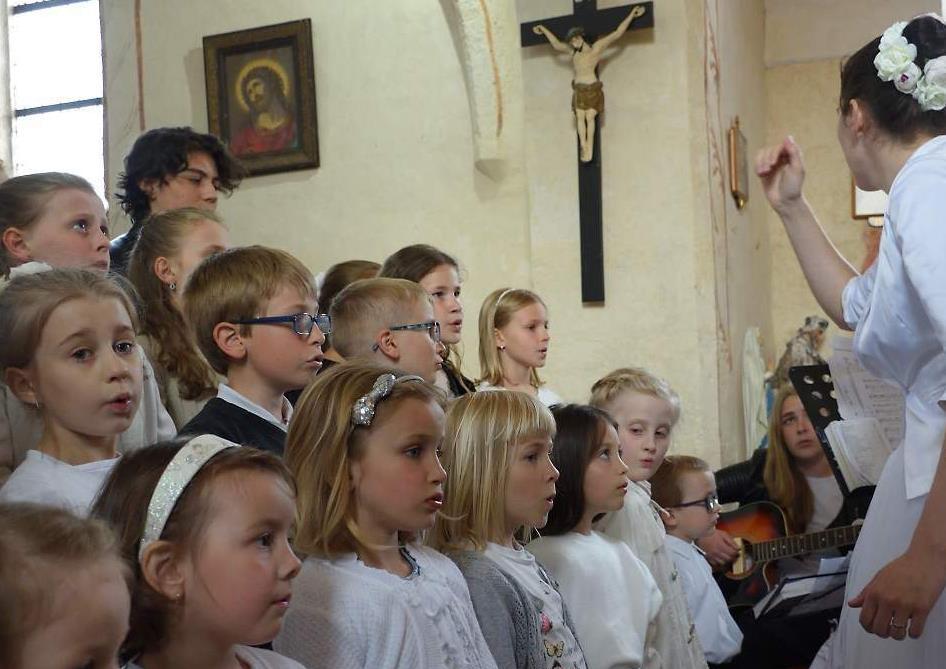 u toho. Vzhledem k různým akcím v okolních farnostech se nás nakonec u bočního oltáře sešla jen polovička. Ale to nikterak neubralo na kráse, se kterou děti našemu Pána a prvokomunikantům zazpívaly.