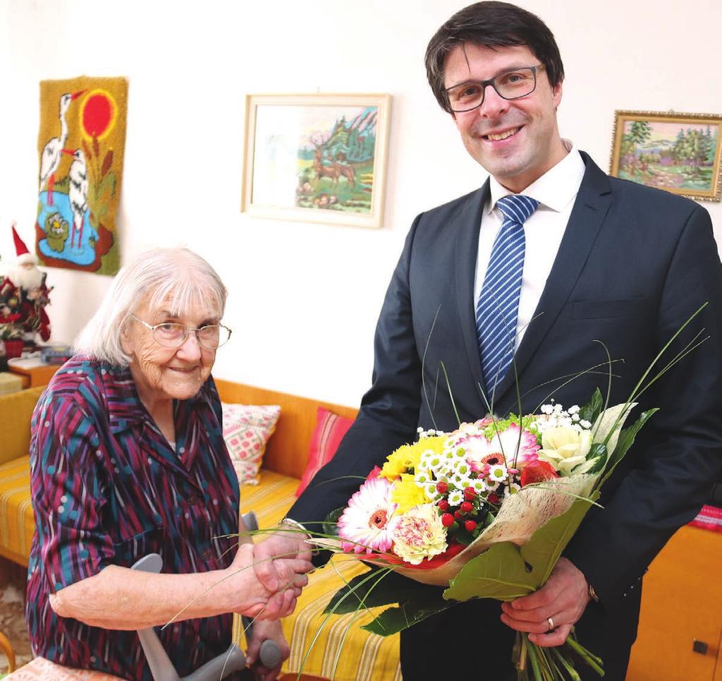 3) Ludmila Hlatká oslavila sté narozeniny Jedním z gratulantů, kteří přišli Ludmile Hlatké poblahopřát, byl i starosta Vsetína Jiří Růžička. V pátek 17.