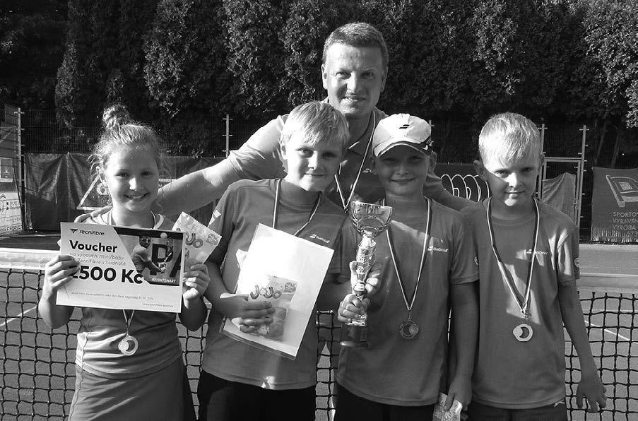Družstvo starších žáků B po výhře v Bohumíně 9:0. Zleva Pavlína a Michaela Fickovi, David Jarošek, Bořek Kašpar, Jan Hrňa, Daniel Čech a kapitán Daniel Jokeš. a Šimonu Hanzalovi.