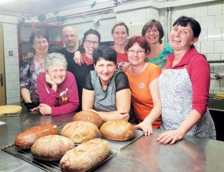 chlebová kůrka zlátne, a v závěru pečení jsme mohli cítit vůni chleba, jakou nikdy neucítíte, když si chleba jen koupíte.