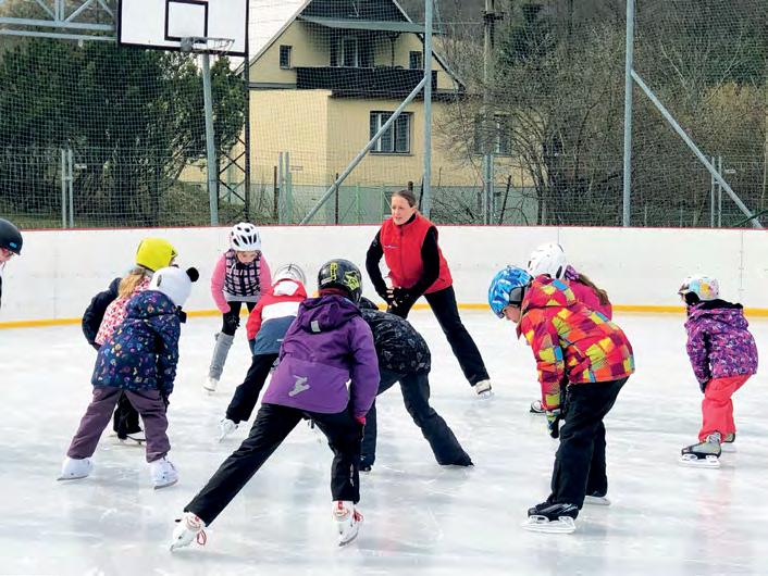 Ostravice Děti z Ostravice na ledě vyučovala krasobruslařka Radka Kovaříková Obec Ostravice připravila pro místní děti, které zůstaly na jarní prázdniny doma, výuku bruslení s krasobruslařkou Radkou