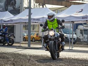 Stačí si tedy jen rezervovat termín, při převzetí motocyklu předložit občanku a řidičák a zaplatit vratnou jistinu podle typu motorky.