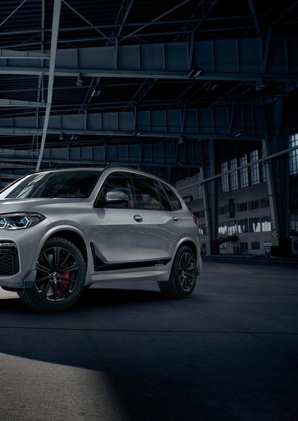 9 2 4 Výbavy Motory Nové BMW X5 je k dispozici ve výbavách xline a M Sport (na fotografii), na přání je pro X5 k dispozici i program BMW Individual.