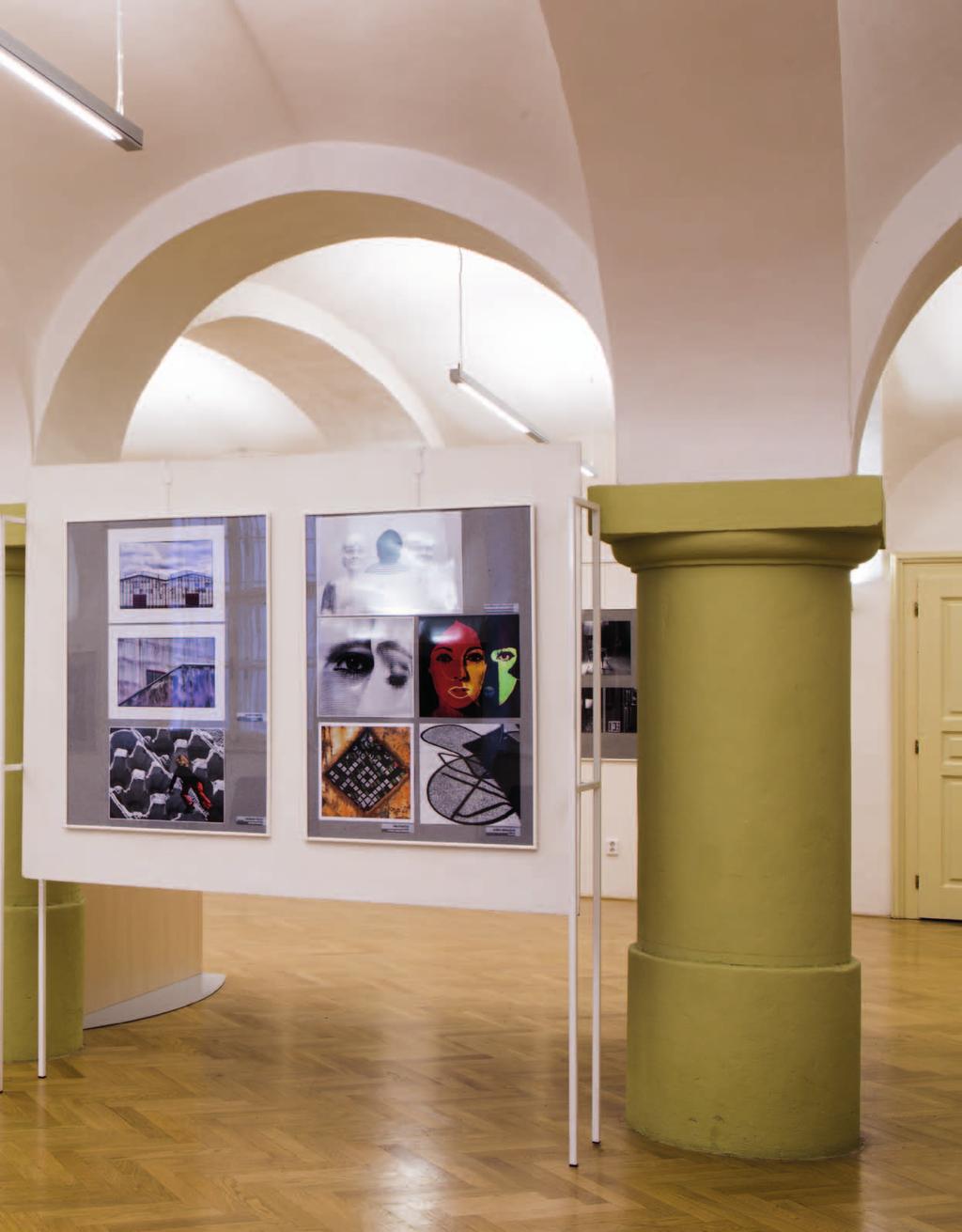 6 VNĚJŠÍ VZTAHY Sloupová síň Lékařské knihovny Galerie Na Hradě V průběhu rekonstrukce Lékařské knihovny v letech 2006/2007 byl obnoven původní sloupový sál, který se stal