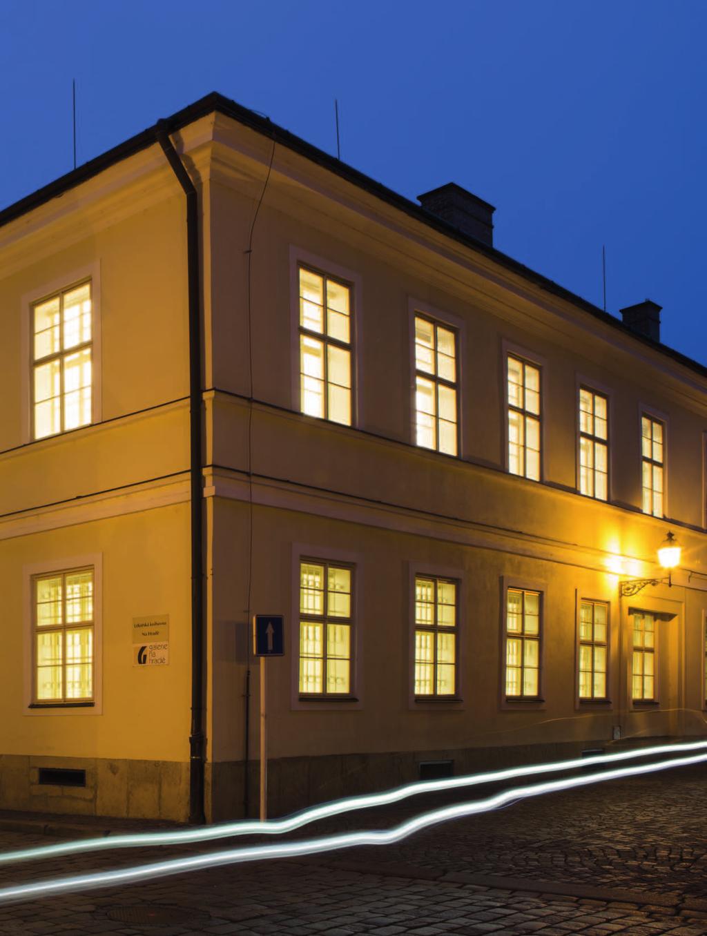 7 ZABEZPEČENÍ ČINNOSTI FAKULTY Budova Lékařské knihovny, ulice Na Hradě Knihovna Lékařské fakulty v Hradci Králové využívá od roku 1950 budovu bývalého biskupského semináře, jehož historie sahá do