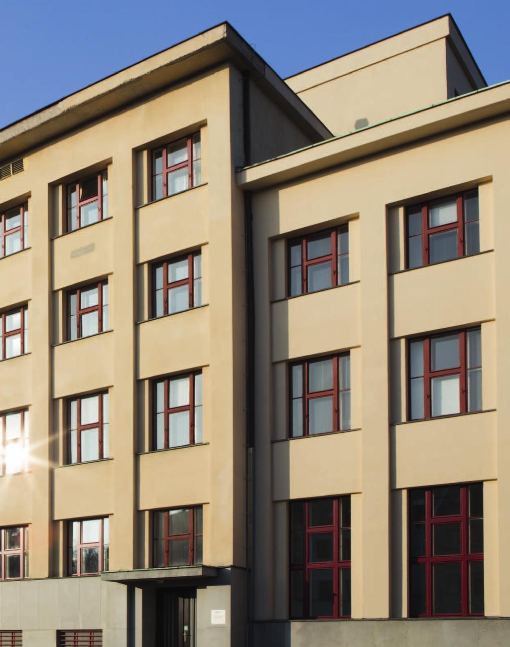 1 ORGANIZAČNÍ STRUKTURA Lékařská fakulta UK v Hradci Králové budova teoretických ústavů, Šimkova 870 Budova byla postavena v letech 1937/1938 podle projektu architekta Jana Rejchla, původně byla