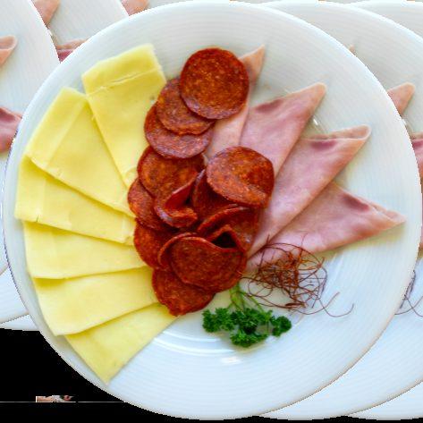 Reggeli Frühstück / Breakfast / Snídaně / Śniadanie Hideg reggeli gépsonka, paprikás szalámi, edami és trappista sajt, vaj, lekvár, forró ital, 0,2 l narancslé Kaltes Frühstück Schinken,