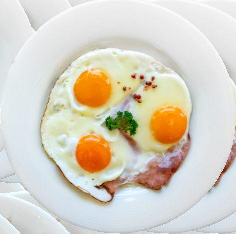 snídaně šunka paprikový salám, syry Edam a Gouda, máslo, marmeláda, teplý nápoj, 0,2 l pomerančový džus Śniadanie zimne szynka, salami paprykowe, ser Gouda i Edam, masło, dżem, gorący napój, 0,2 l