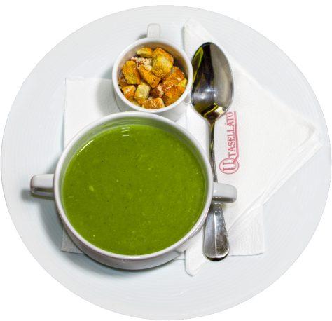 Brokkolikrémleves sajtos kenyérropogóssal Brokkoli-Cremesuppe mit Käsecroutons Broccoli cream soup with