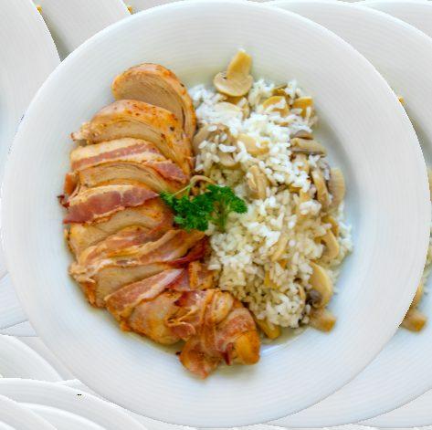 Hähnchenbrust in Speckmantel mit Pilzreis Chicken breast rolled in bacon with mushroom risotto Kuřecí prsa
