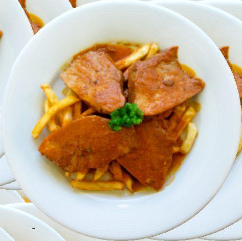 Magyaros sertéssült hasábburgonyával Schweinebraten in letscho Sauce mit Pommes Pork roast in letcho sauce with french fries