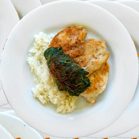 Pulyka érmék fűszeres parajjal és rizottóval Putenmedaillonen mit gewürzten Spinat und Reis Turkey medailons with spicy