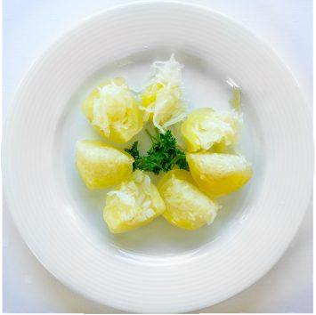 beer sauce, with mashed potatoes and onion Hovězí pečeně s jalovců v omáčkou z černého piva se cibulovými gratinovanými bramborami Steak wołowy z