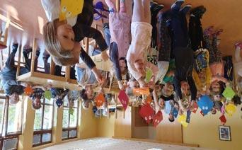 Senioři dětem, děti seniorům Každý člověk vyrůstající v rodině, ale i v jiných životních podmínkách, bezesporu vnímá ve svém blízkém i vzdáleném okolí jistou generační rozmanitost.
