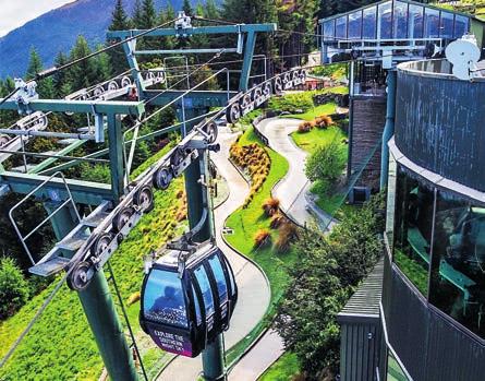 Ze Severního ostrova lze do Queenstownu dále pokračovat buď letecky (dvě hodiny, zpáteční let od 2500 korun), nebo autem (1556 kilometrů).