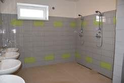 situováno mimo intravilán, za frekventovanou komunikací II/608 a později ještě přetnuto dálnicí D8.