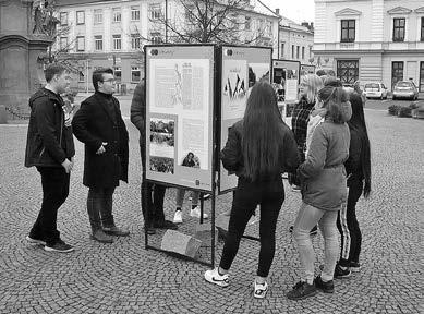 školy panelovou výstavu na Tyršově náměstí o sametové revoluci v Chocni se vzpomínkami pamětníků a poté sbírku obrazových básní Antikódy Václava Havla v Panském domě ve velkoformátových deskách.