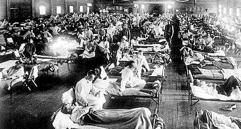 ZÁBLESK HISTORIE Plakát v Kanadě varuje před epidemií vysoce nakažlivé (španělské) chřipky, která může způsobit těžký zápal plic. Na snímku níž jsou vojáci léčící se na oddělení v americkém Kansasu.