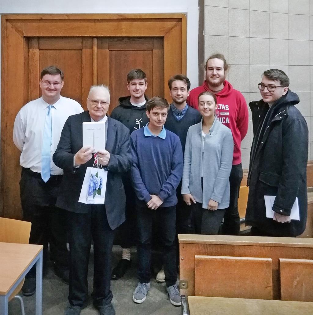 Dárek pro Jiřího Rajmunda Treteru Na závěr přednášky z předmětu Manželské a procesní právo církevní na Právnické fakultě Univerzity Karlovy 5. prosince 2019 předala část studentů prof.