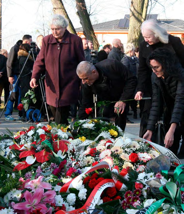 Kromě českého předsedy vlády dorazil také Antoni Wrega, zástupce polské velvyslankyně, a přeče- tl dopis premiéra Polska Mateusze Morawieckiego.
