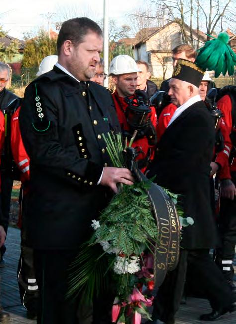 sloje byli pozůstalí, spolupracovníci i kamarádi, vedení těžební společnosti i báňské správy, čeští i polští důlní záchranáři, zástupci místní i krajské samosprávy, duchovní více vyznání.