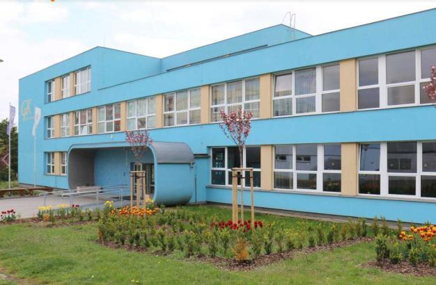 Středoškolským klubem při gymnáziu tradiční červnová výstava v atriu školy, tentokrát s tématikou optických jevů, hvězd a polárních září s názvem Obloha.
