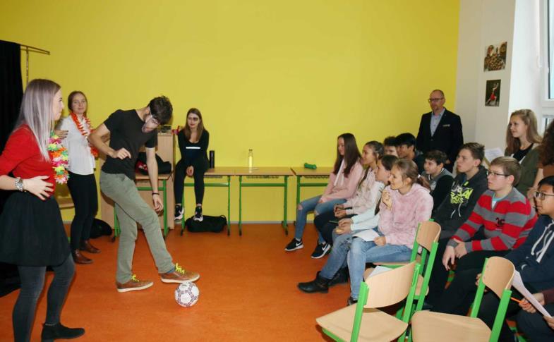 vybudovaného pavilonu jazyků bezbariérová. Slavnostní otevření pavilonu jazyků proběhlo za velkého zájmu představitelů politického života v Plzni i za účasti žáků spolupracujících základních škol (7.