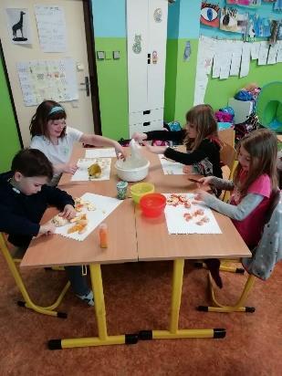 Velmi jsme si užívali mimoškolní akce velikonoční dílny, divadlo, vánoční zoo a procházky do přírody. S velkou radostí jsme se pouštěli do center aktivit, která pro nás byla úplně nová.