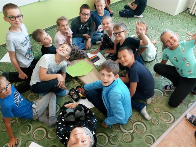 kterou jsme byli doslova fascinováni. Kromě toho si děti v družstvech zasoutěžily jak ve sportovních, tak i vědomostních činnostech. Ilona Kloudová (3. A) a Eva Slavíková (3. B) 4. A Indiáni a 4.