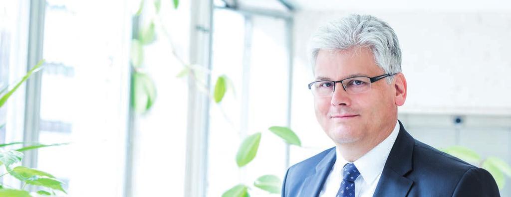 ÚVODNÍ SLOVO ŘEDITELE FN MOTOL Vážení přátelé, jsem rád, že vás mohu i v dalším roce pozdravit na stránkách výroční zprávy 1. LF UK. Vazby Fakultní nemocnice v Motole a 1.