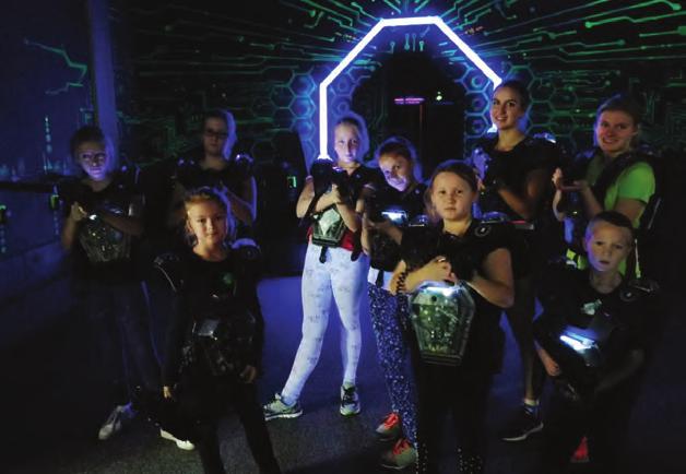 Dětičky se rozdělily na 4 soutěžní týmy, některé si zvolily přezdívky ve hře a již se mohlo začít. Hra velmi rychle utekla a my vyčerpaní hrou jsme se přemístili na oběd.