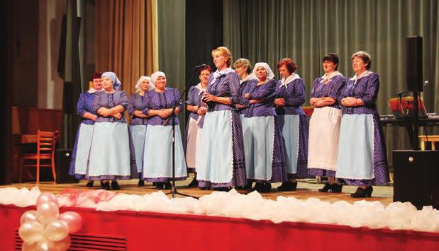Jako první přišly popřát děti z Mateřské školy s pásmem básniček a písniček K dobré náladě svým vystoupením opět přispěly členky Klubu seniorů a soubor Borovanka.