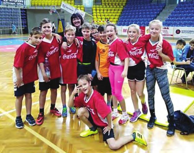 David Neuvald Stolní tenis - po roce opět nejlepší v kraji B ára Straková a Nikol Wawrzinková tvoří silný tým školních reprezentantek ve stolním tenise.