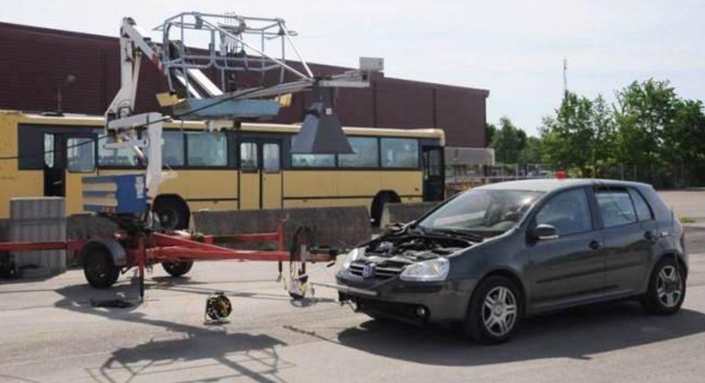 Obr. 14 Testování zařízení v rámci projektu SAVELEC [20] ZÁVĚR Jedním z moderních a efektivních způsobů zastavování motorových vozidel je využití účinků vysoce výkonných elektromagnetických impulsů,