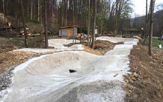 Následně se nám poštěstilo sehnat na výstavbu pumptracku hlínu ze stavby rodinného domu od mého nového souseda Radka Celera, kterému patří náš dík, protože kdybychom museli hlínu odněkud pořídit a